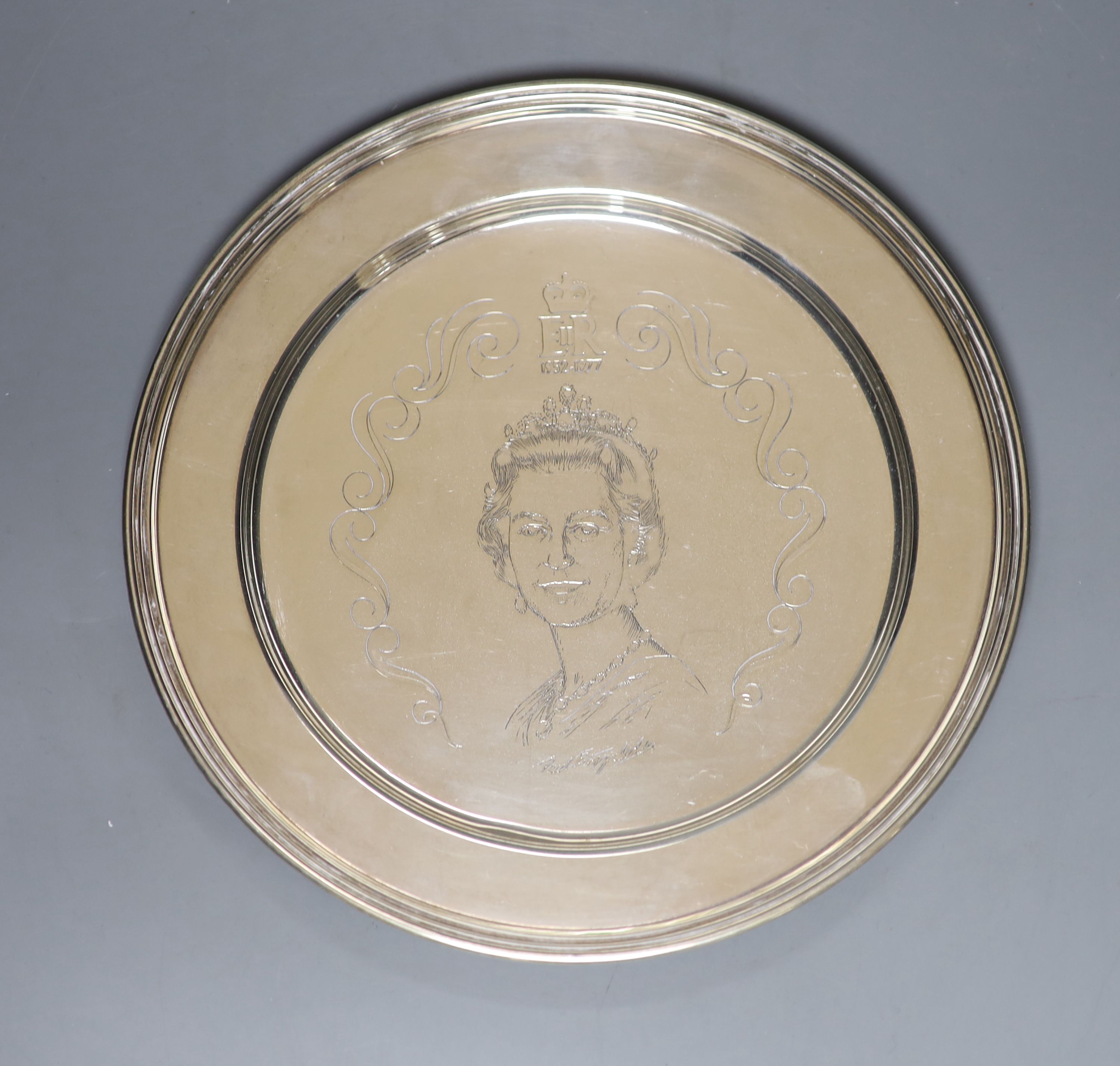 An Elizabeth II Silver Jubilee commemorative silver dish, 22.9cm